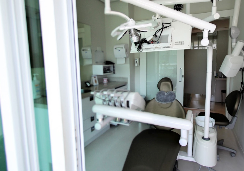 Equipamentos tecnológicos e cadeira odontológica